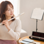 大人の初心者が自宅でフルートを構える様子